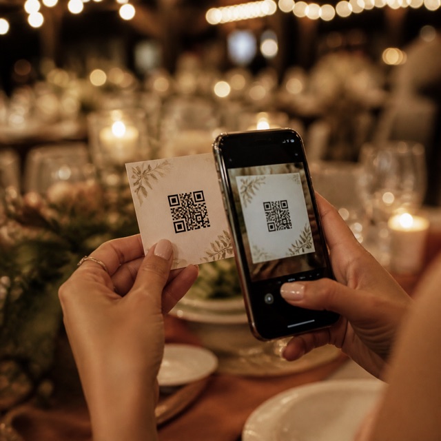 Een gast scant de QR-code met een telefoon